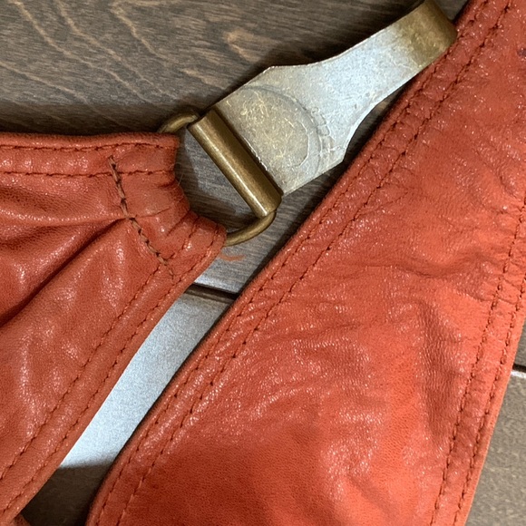 Vintage Calvin Klein calf-skin leather belt, brass buckle clasp, 27” waist. - Picture 5 of 6